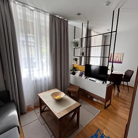 Fully Equiped, Quiet, For 5 Persons, Next To Panoramic Gondola Apartment *